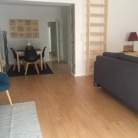 Porto Wine & Charm By Living Well 加亚新城